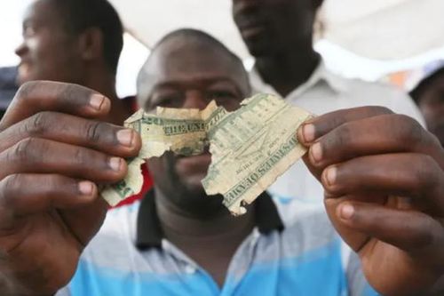 Sống sót từ nghề vá tiền cũ để giao dịch tại chợ đen ở Zimbabwe