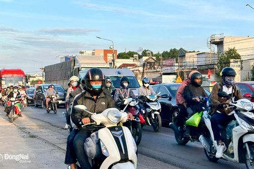 Người dân trở lại thành phố, quốc lộ 1 và 51 bị ùn tắc, xe di chuyển chậm