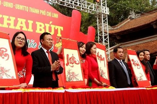Hơn 10 nghìn du khách dự lễ khai bút Đền thầy giáo Chu Văn An