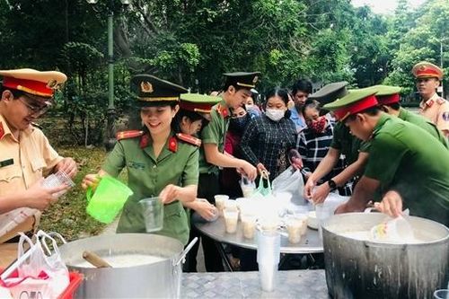 Lan tỏa yêu thương từ 'Bếp ăn tình thương'
