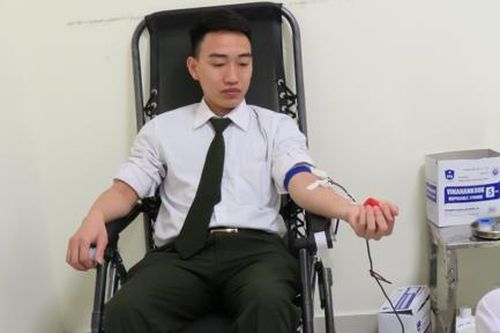 Trung úy Công an hiến máu cứu cháu bé trong cơn nguy kịch