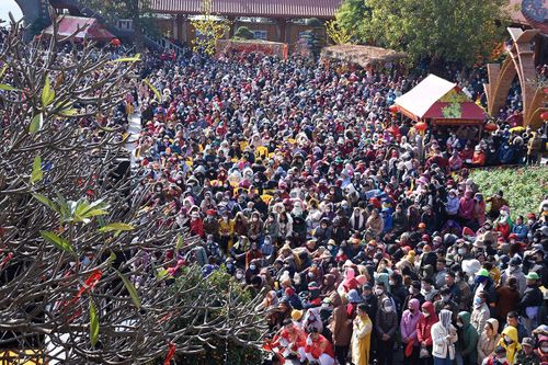 Quảng Ninh: Dòng người chật cứng dự lễ khai hội xuân chùa Ba Vàng