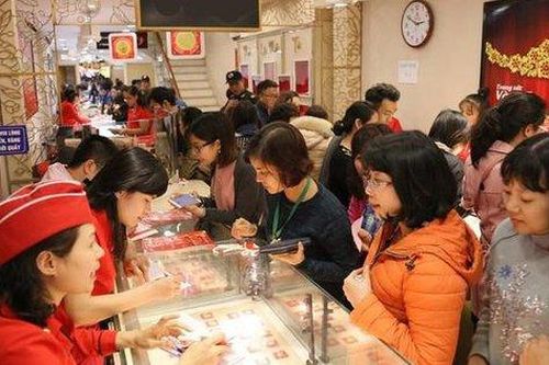 Người mua nên làm gì khi giá vàng tăng vọt trước ngày vía Thần Tài?