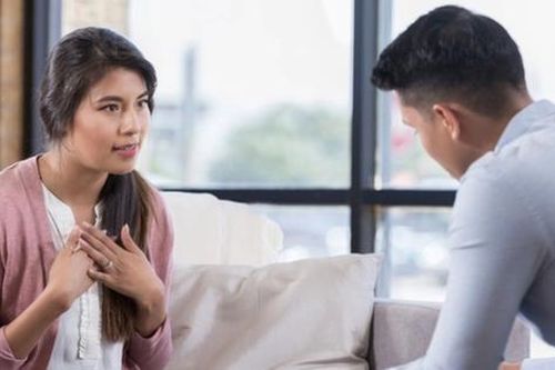 Tôi muốn mang hết tiền tiết kiệm giúp đỡ hàng xóm nhưng bị chồng phản đối