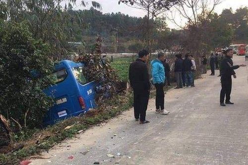 Xe chở khách đi chùa Ba Vàng mất lái khi xuống dốc khiến cụ ông 87 tuổi tử vong