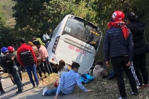 Thông tin mới vụ ô tô chở 46 người bị lật tại khu vực Đèo Khế
