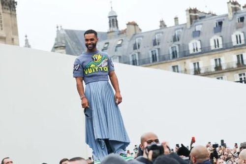 Trai đẹp 'Emily In Paris 3' gây sốc khi mặc váy xếp ly dự show của Louis Vuitton