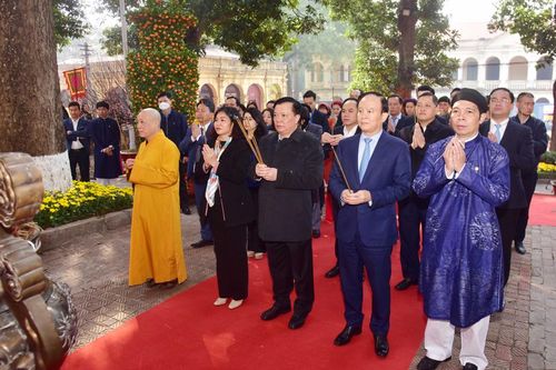 Lãnh đạo thành phố Hà Nội dâng hương khai xuân tại Hoàng thành Thăng Long