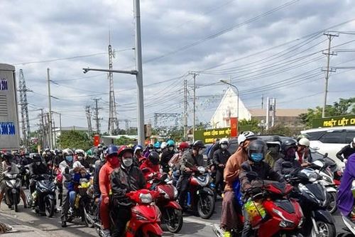 Ùn tắc nhiều trục đường hướng về TP HCM