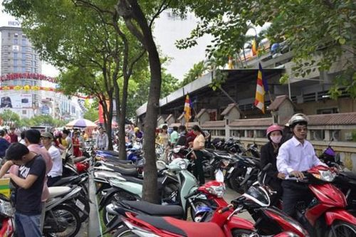 Giám sát hoạt động trông giữ xe, giá cả đầu năm