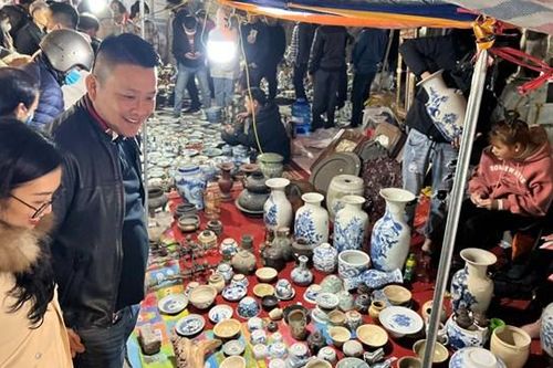 Tận thấy phiên chợ 'mua may, bán rủi' đầu xuân
