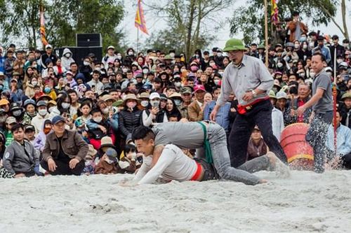 Hàng vạn người nô nức xem lễ hội đấu vật ở Quảng Bình