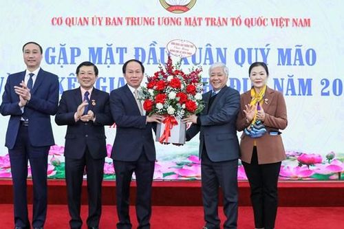 Cơ quan UBTƯ MTTQ Việt Nam gặp mặt đầu xuân, ký kết giao ước thi đua năm 2023