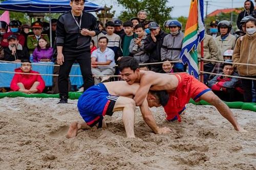 Sôi nổi hội vật làng Thủ Lễ đầu xuân Quý Mão