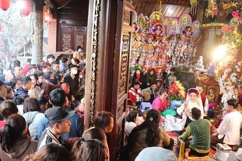 Hàng nghìn người đổ về huyệt đạo linh thiêng bậc nhất Việt Nam trong ngày mở cổng trời