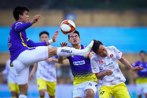 Duy Mạnh xin lỗi vì đạp vào đầu Việt Hưng