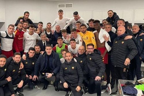 Mourinho bắt học trò chụp hình tập thể sau trận thua