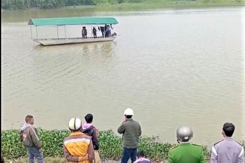 Ra hồ thả lưới bị lật thuyền, một người tử vong