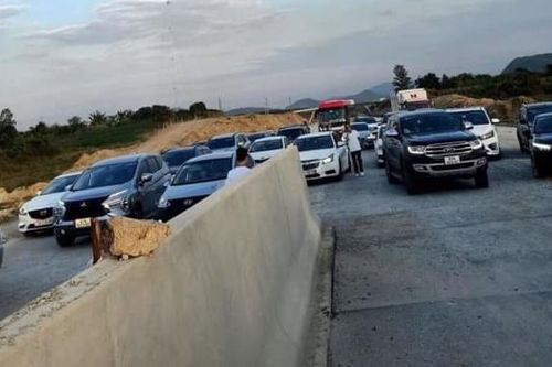 Nhiều ôtô và xe máy vẫn ngang nhiên đi vào cao tốc đang thi công