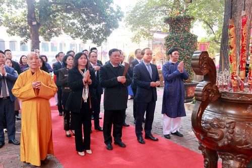 Lãnh đạo thành phố Hà Nội dâng hương tại Hoàng thành Thăng Long
