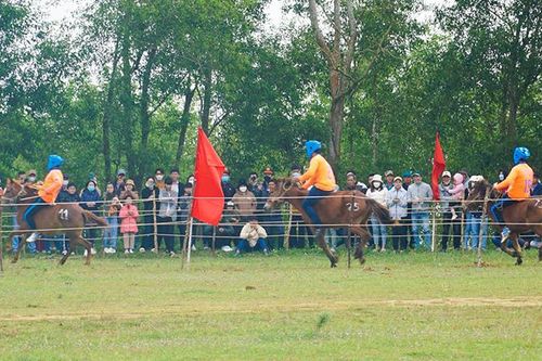 Hàng nghìn người tham gia Hội đua ngựa truyền thống Gò Thì Thùng Xuân Quý Mão