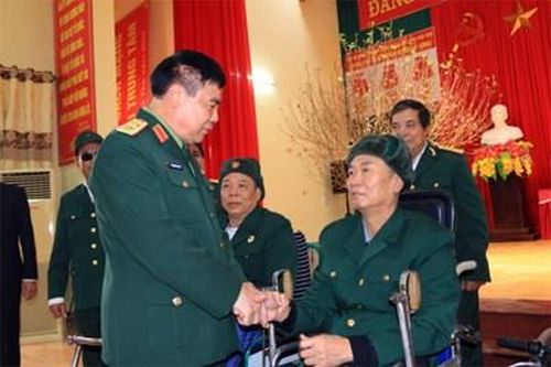 Quân khu 2 trao nhiều suất quà tặng người có công với cách mạng, người nghèo