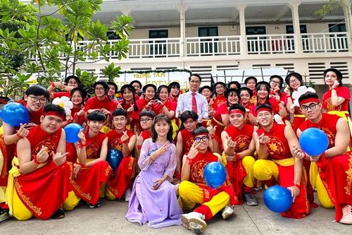 Nô nức đón học sinh trở lại trường