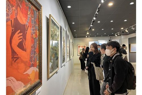 Triển lãm tranh lụa chủ đề Kén