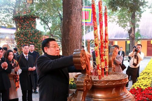 Chủ tịch Quốc hội dâng hương khai xuân tại Hoàng thành Thăng Long