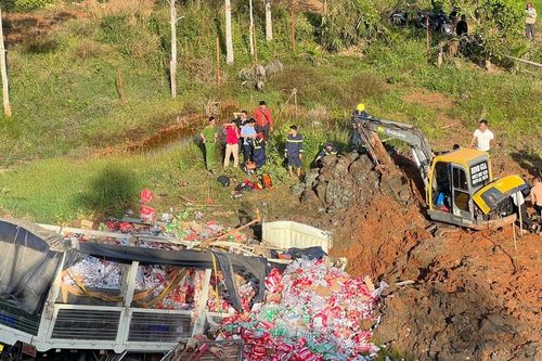 Đắk Nông: Xe tải chở hàng lao xuống vực, tài xế tử vong
