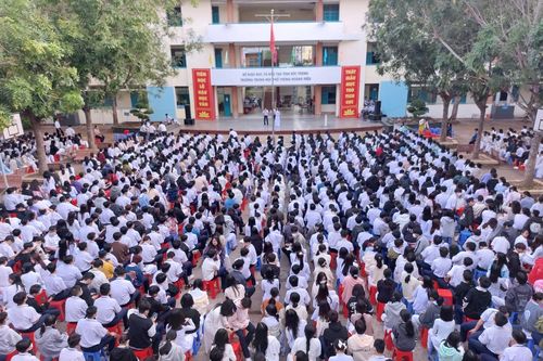 Học sinh Sóc Trăng nhộn nhịp trở lại trường sau Tết
