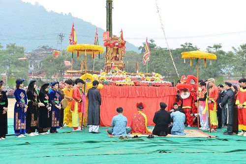 Hàng nghìn người tham gia Lễ hội Lồng Tông tại Tuyên Quang
