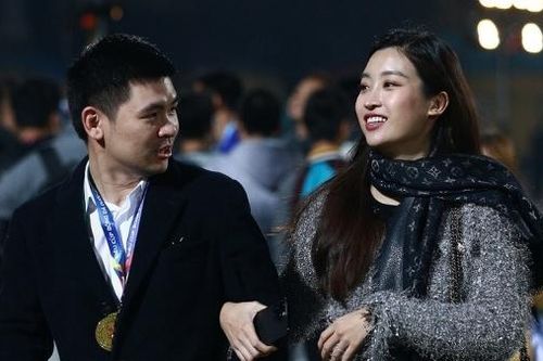 Hoa hậu Đỗ Mỹ Linh rạng rỡ cổ vũ trận siêu cup CLB Hà Nội vs Hải Phòng
