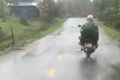 Xúc động hình ảnh cô giáo vùng cao đội mưa, rét chở con trở lại điểm trường sau Tết