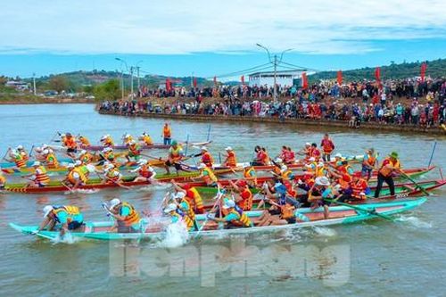 Hàng nghìn người xem màn đua thuyền nghẹt thở