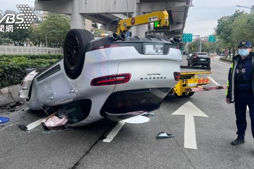 Mới nhận Porsche, nam tài xế làm xe lật ngửa vì lái chưa quen
