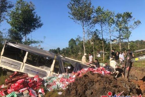 Lao xuống vực sâu, tài xế xe tải chở nước ngọt tử vong