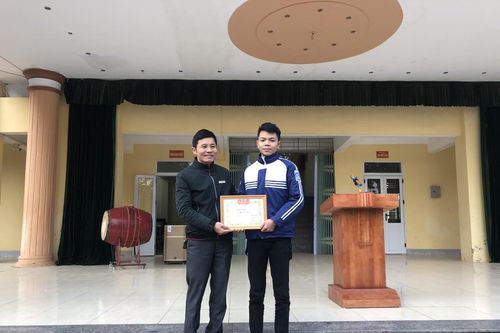 Nhặt túi nylon dưới đất, nam sinh phát hiện rất nhiều tiền và hành động đáng ngưỡng mộ