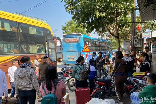 Nghệ An: Giá vé tăng 30%, hành khách vất vả đón xe