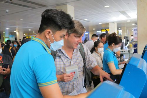 Vietnam Airlines Group 'cõng' 2,4 triệu khách dịp cao điểm Tết Quý Mão