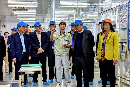 Chủ tịch TP Hà Nội thăm, động viên các đơn vị sản xuất đầu năm