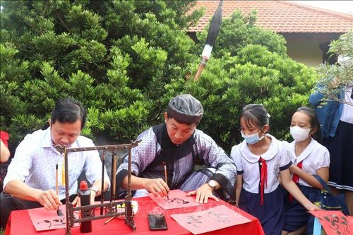 Khai bút đầu Xuân: Tôn trọng chữ nghĩa và đề cao việc học
