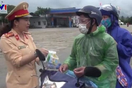Cảnh sát giao thông tiếp đồ ăn, thức uống cho người dân quay trở lại làm việc sau Tết