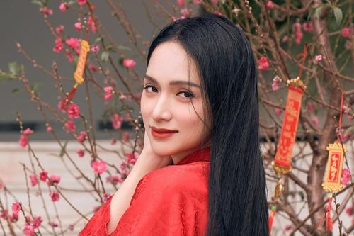 Hương Giang diện áo dài đỏ thắm, hạnh phúc thông báo đã 'lên chức'