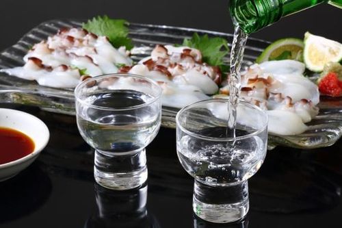 Đều là biểu tượng ẩm thực, tại sao rượu sake và sushi thường không đi cặp với nhau tại Nhật?