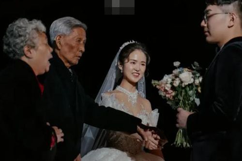Đám cưới trong nhà sách của cặp đôi yêu 15 năm