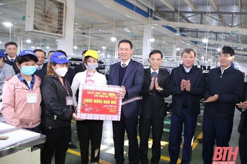 Phó Bí thư Tỉnh ủy Trịnh Tuấn Sinh dự lễ ra quân sản xuất đầu xuân Quý Mão 2023 tại Khu công nghiệp Lễ Môn
