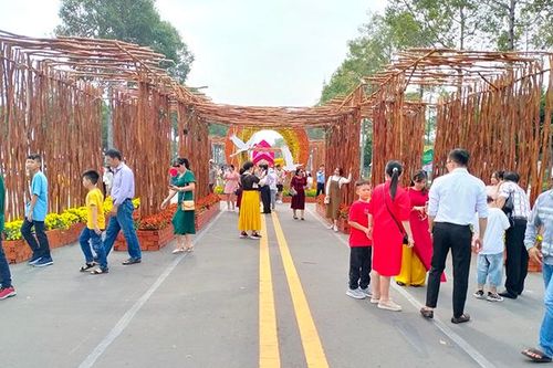 Đường hoa Xuân TP Cao Lãnh thu hút khoảng 45.000 lượt người tham quan