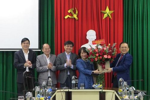 Ông Lê Hữu Hoàng thăm, chúc Tết Trường Đại học Khánh Hòa