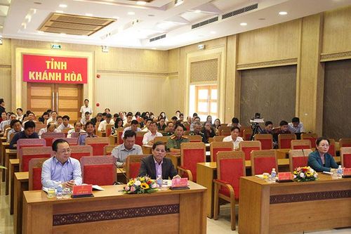 Giới thiệu 6 văn bản pháp luật mới cho cán bộ lãnh đạo tỉnh Khánh Hòa